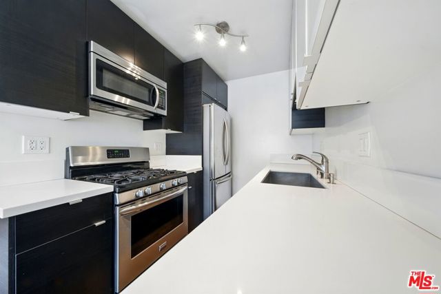 510 Pacific Avenue, Venice CA: https://media.crmls.org/mediaz/603c3696-4b6b-456e-a0a7-dd5fca1dd797.jpg
