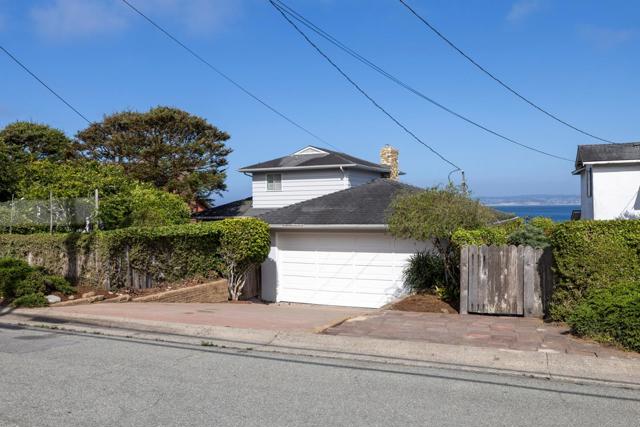 847 Ocean View Boulevard, Pacific Grove CA: https://media.crmls.org/mediaz/60402103-d2d3-4108-94cf-6b1602b392ad.jpg