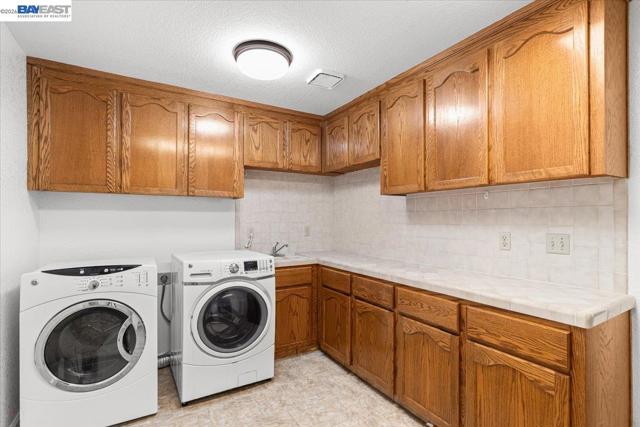 27000 S Hillview St, Tracy CA: https://media.crmls.org/mediaz/60409718-4d01-45d9-bf31-aa5f6595b2a6.jpg