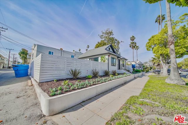 2021 Idaho Avenue, Santa Monica CA: https://media.crmls.org/mediaz/604140d7-6f5e-46b7-939a-6685367ba375.jpg