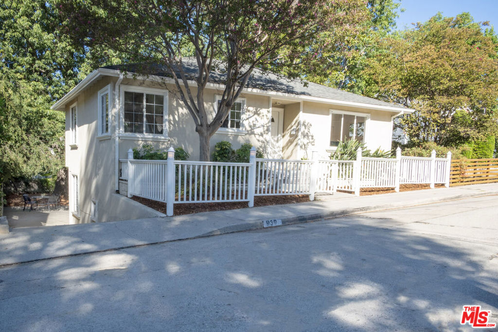 939 Cresthaven Drive