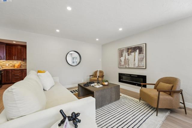 431 Alameda De Las Pulgas, Redwood City CA: https://media.crmls.org/mediaz/604257c6-3755-43b8-8f0e-c10b14813dc2.jpg