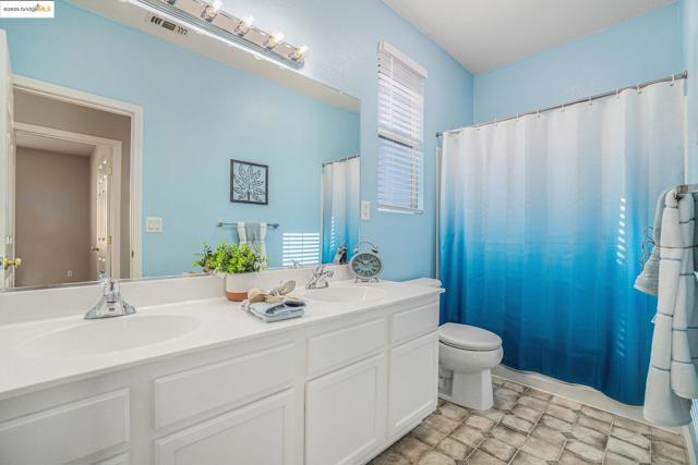 1008 Finn Way, Brentwood CA: https://media.crmls.org/mediaz/6042652a-936c-474d-9bf7-95c08d034e50.jpg