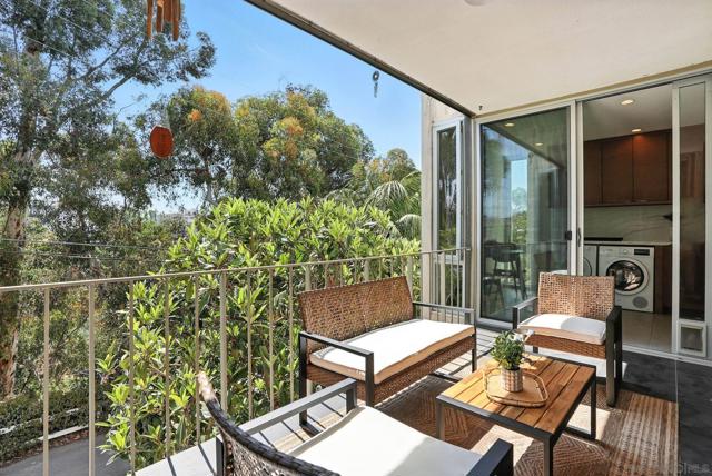 222 Quince St, San Diego CA: https://media.crmls.org/mediaz/6042ed5e-9780-4fad-a1ab-277c834f1ad1.jpg
