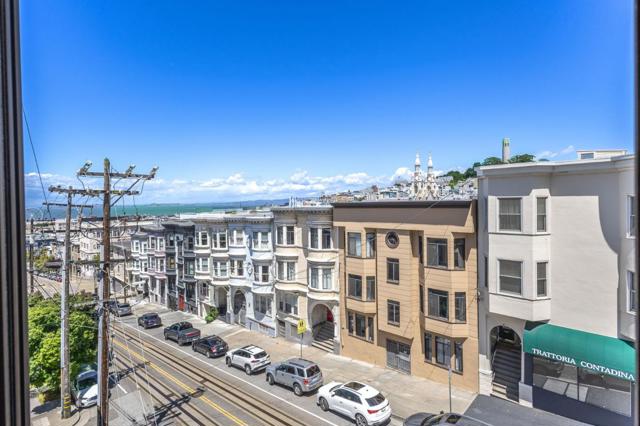 806810 Union Street, San Francisco CA: https://media.crmls.org/mediaz/6042fca2-71f9-4722-98f2-a6b271b926c9.jpg