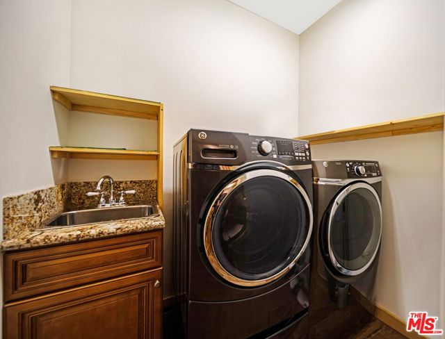 919 Mcalister Road, Big Bear City CA: https://media.crmls.org/mediaz/60430f21-c457-44b0-9cab-5de940b34b94.jpg