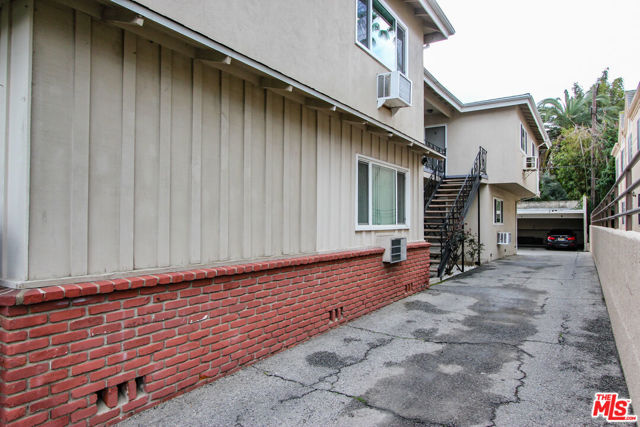 12942 Moorpark Street, Studio City CA: https://media.crmls.org/mediaz/6043464f-76bc-4540-8d41-66430a355795.jpg