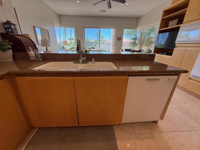 79765 Tangelo, La Quinta CA: https://media.crmls.org/mediaz/60442d52-37b7-459d-9946-c8860ebd59f2.jpg