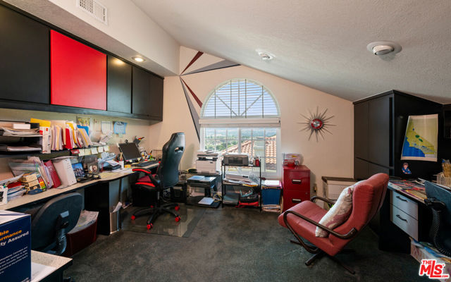 22205 Dardenne Street, Calabasas CA: https://media.crmls.org/mediaz/60443dc5-1a11-4133-b9d6-8fb2ac409a53.jpg