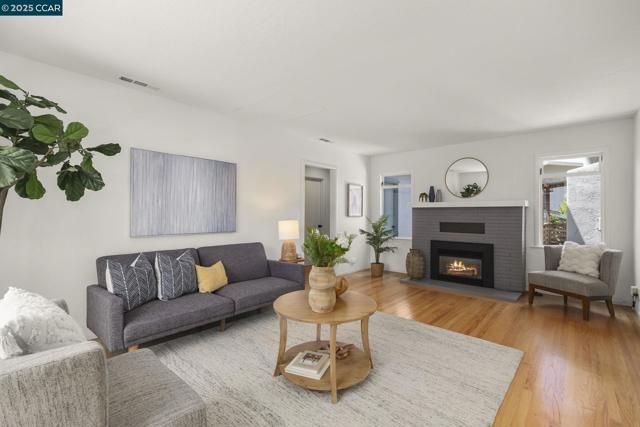 909 Elm St, El Cerrito CA: https://media.crmls.org/mediaz/60449884-2d5a-4f09-b1d1-3b0f029e42a1.jpg