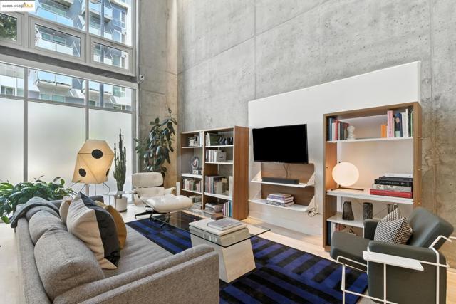 311 Oak St, Oakland CA: https://media.crmls.org/mediaz/604505ae-df8b-4427-be69-05318b276375.jpg