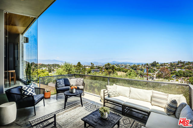 3813 Ronda Vista Place, Los Angeles CA: https://media.crmls.org/mediaz/60456ff6-4519-4835-bf3c-b27859f06f74.jpg