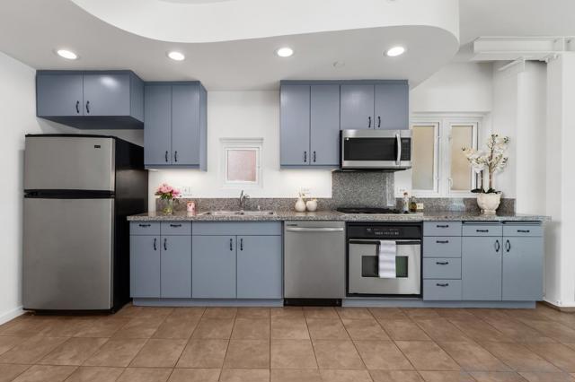 550 15Th St, San Diego CA: https://media.crmls.org/mediaz/60460c78-cfe3-4a7d-9451-1f4732ece996.jpg