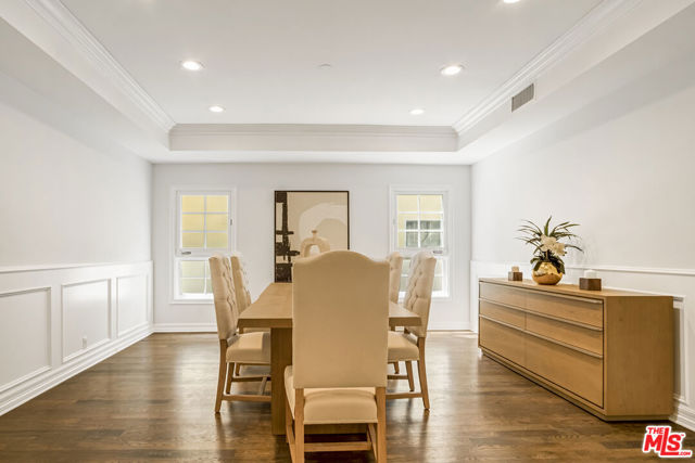 116 N Palm Drive, Beverly Hills CA: https://media.crmls.org/mediaz/604628cb-473d-48bd-9cef-ad687bc18efa.jpg
