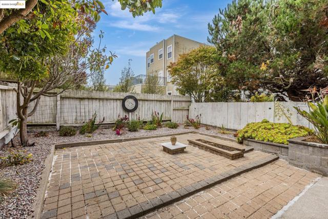 2033 Clement St, San Francisco CA: https://media.crmls.org/mediaz/6046b1d7-0c03-4e6e-98c2-34e95441c6a8.jpg