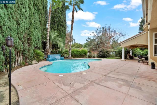 2550 E Jenny Ave, Fresno CA: https://media.crmls.org/mediaz/6046b41f-7e05-4ea3-9601-2ea88f32686a.jpg