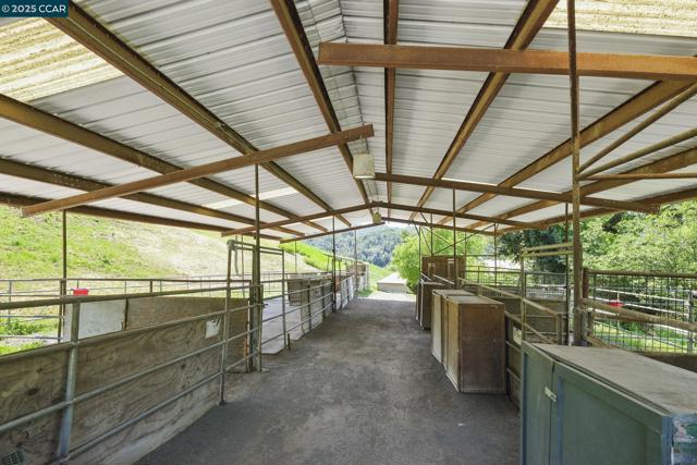 2251 Rancho Del Lago Rd, Martinez CA: https://media.crmls.org/mediaz/6047361d-75f1-44f5-8420-5b22f0bdd10e.jpg