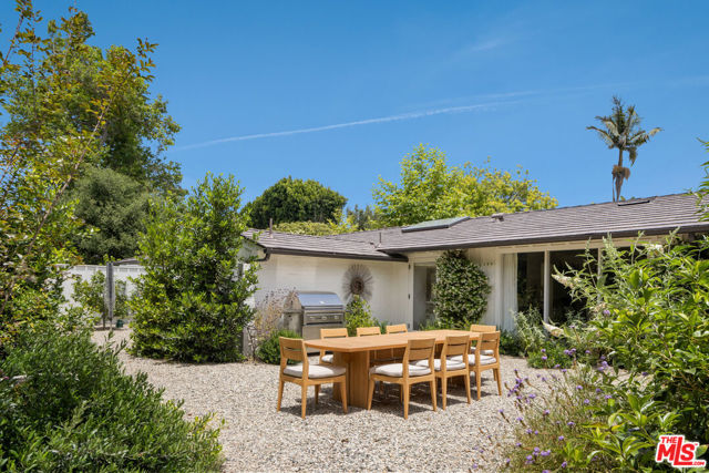 13214 Riviera Ranch Road, Los Angeles CA: https://media.crmls.org/mediaz/6047dc35-78ff-4433-8107-cab84823a709.jpg