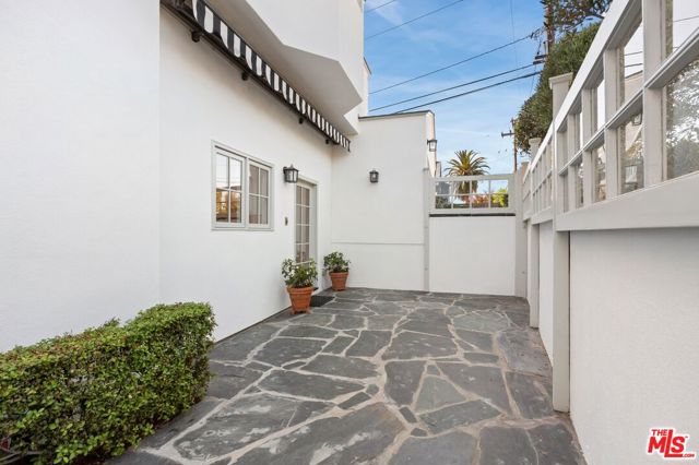 541 Homer Street, Manhattan Beach CA: https://media.crmls.org/mediaz/60480640-acf6-499e-9b16-e2e40512e20d.jpg