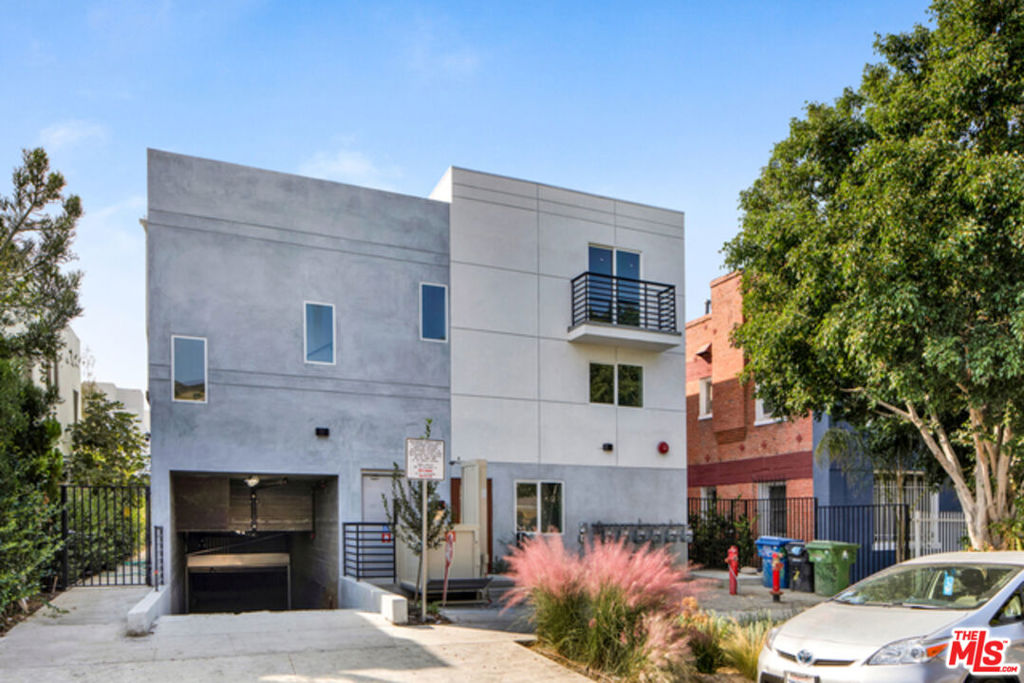 6032 Romaine Street #4