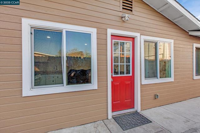 2027 83Rd Ave, Oakland CA: https://media.crmls.org/mediaz/60491938-d98c-4721-9daf-ebaa48918296.jpg