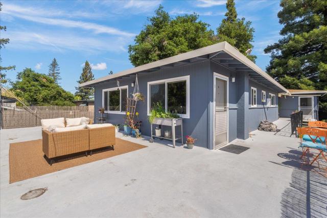933 Florence Lane, Menlo Park CA: https://media.crmls.org/mediaz/604a8f1c-746b-4cbc-8a5f-5a5c76fa1f9d.jpg