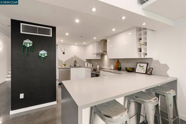 1200 65Th St, Emeryville CA: https://media.crmls.org/mediaz/604aca1b-b0f2-4072-a931-a96c3a366e60.jpg