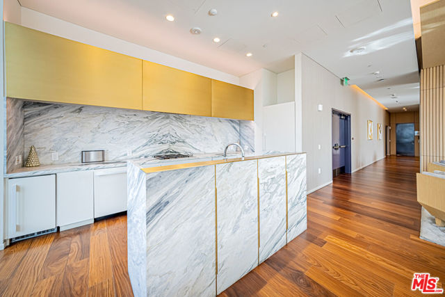 889 Francisco Street, Los Angeles CA: https://media.crmls.org/mediaz/604ae8ec-aee5-4c2c-acc0-3e181609ecb2.jpg