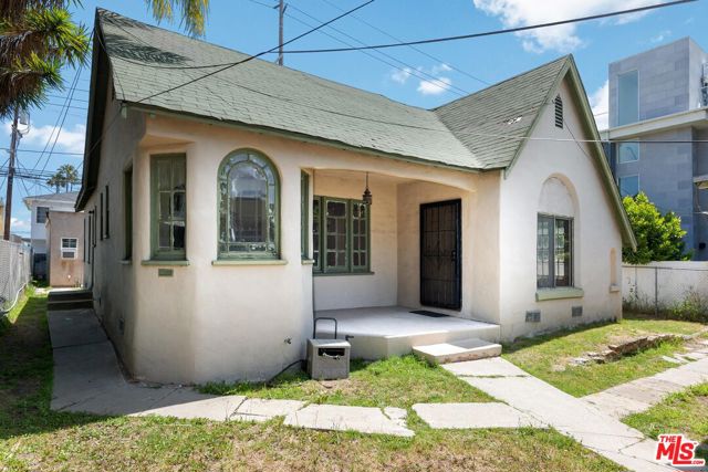 1925 19th Street, Santa Monica CA: https://media.crmls.org/mediaz/604b84e8-00c4-4903-b58e-925bec908448.jpg