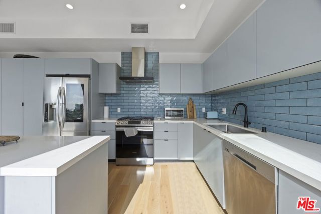 1515 S Holt Avenue, Los Angeles CA: https://media.crmls.org/mediaz/604ba830-594f-49b8-9759-e58eed5ca70b.jpg