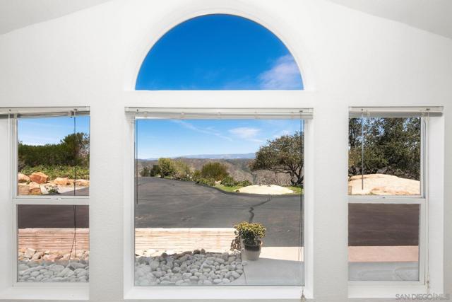 19210 Highland Hills Dr, Ramona CA: https://media.crmls.org/mediaz/604c551e-83d6-4ca1-be64-27f438d9a6cc.jpg