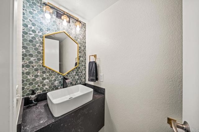 1063 Via Vera Cruz, San Marcos CA: https://media.crmls.org/mediaz/604d36d8-5160-48fd-88d8-cfbf9d8dd294.jpg