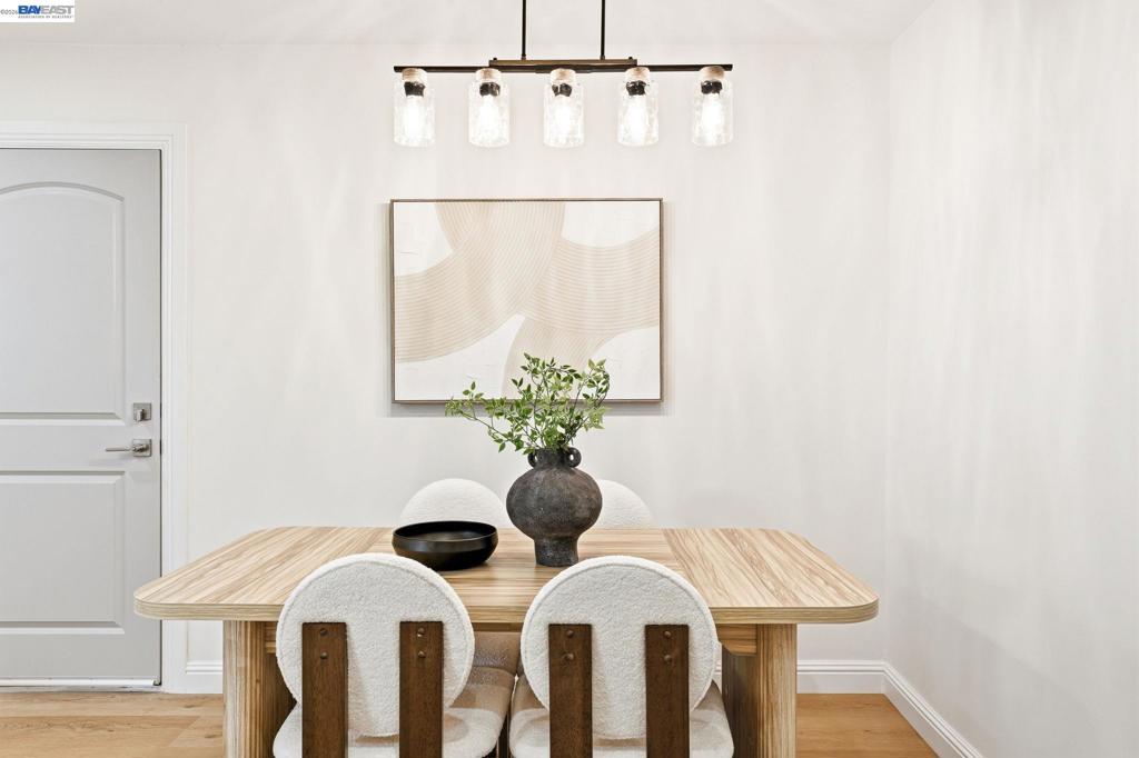 https://media.crmls.org/mediaz/604d43e2-2e07-4517-a206-7fb742ea1985.jpg?preset=X-Large