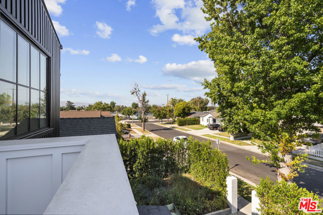 5741 Newcastle Avenue, Encino CA: https://media.crmls.org/mediaz/604d65d3-a5b1-41b0-9c96-9932e07a456f.jpg
