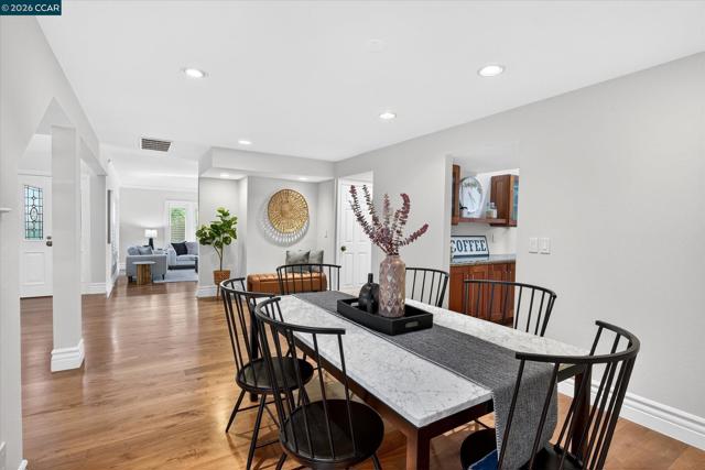 951 Redwood Dr, Danville CA: https://media.crmls.org/mediaz/604d70ea-ad33-4815-915c-f56da627df4f.jpg