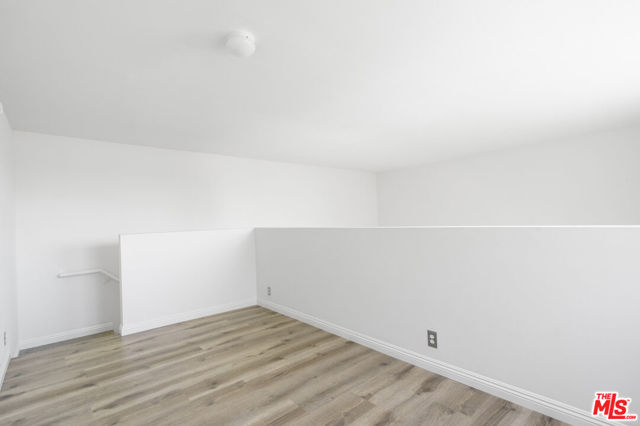 22705 Del Valle Street, 6 photo 11
