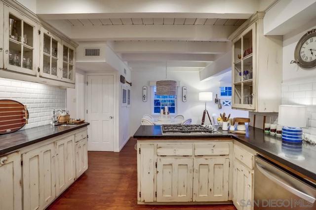 75 Corinthian Walk, Long Beach CA: https://media.crmls.org/mediaz/604f309f-602a-4a38-aaa9-b82625d8d2b7.jpg
