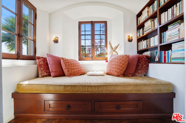 22800 Beckledge Terrace, Malibu CA: https://media.crmls.org/mediaz/6050731c-566a-41de-ac9e-f1c53d8957d5.jpg