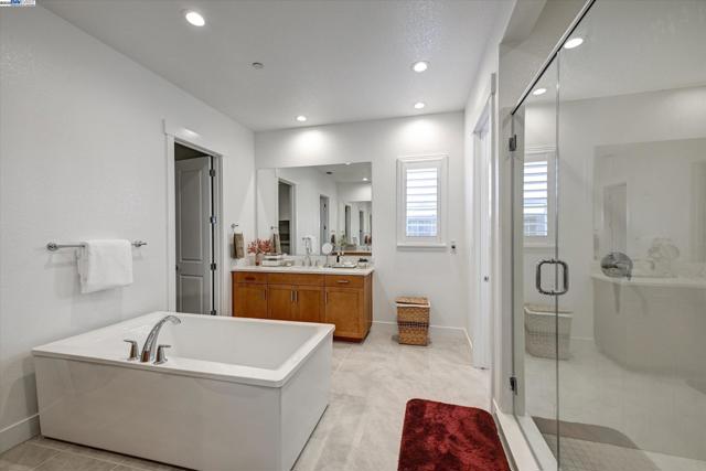 4072 Whitney Vista Ln, Rocklin CA: https://media.crmls.org/mediaz/60510c3d-b23b-49f2-85c8-2739ba5cd5cf.jpg