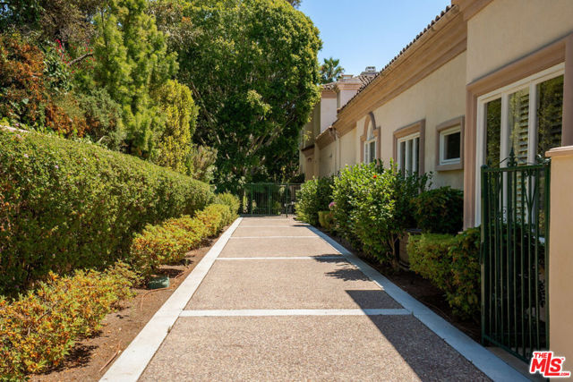 16727 Camino Sierra Del Sur Drive, Rancho Santa Fe CA: https://media.crmls.org/mediaz/6051a606-10e2-4de1-912f-6ae0bb67bb73.jpg