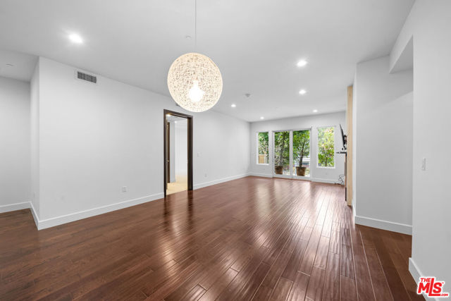 1318 Roxbury Drive, Los Angeles CA: https://media.crmls.org/mediaz/6051bc34-96c0-461c-8a14-394f3c670d47.jpg