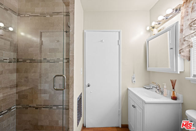 2533 W 118th Place, Hawthorne CA: https://media.crmls.org/mediaz/6053169c-3fd5-4c45-84dd-69921d2fd875.jpg