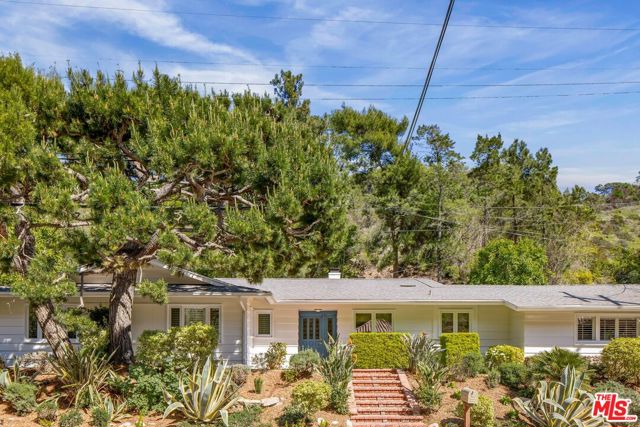 3276 Mandeville Canyon Road, Los Angeles CA: https://media.crmls.org/mediaz/60534f5f-d315-467e-931b-ee33bc3f3cf4.jpg