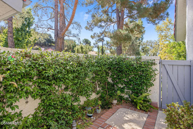 979 Quarterhorse Lane, Oak Park CA: https://media.crmls.org/mediaz/6055be49-3558-4e5d-8651-845c1b02debe.jpg