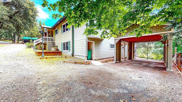 23357 Middle Camp Rd, Twain Harte CA: https://media.crmls.org/mediaz/60566348-2db9-4584-9f4f-485f1ab3673b.jpg