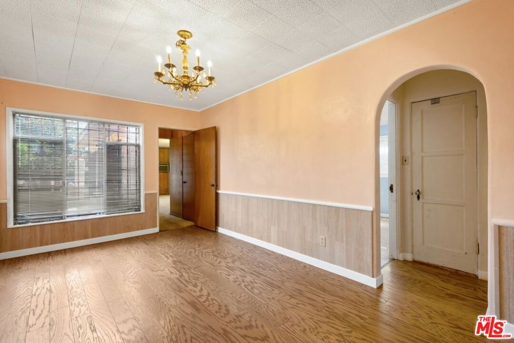 https://media.crmls.org/mediaz/60573480-8096-4b93-9e9b-08026403ec36.jpg?preset=X-Large