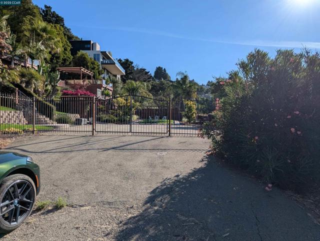 5 Besito Ave. @ Drury Rd., Oakland CA: https://media.crmls.org/mediaz/6057465a-d8d9-4cd8-b13f-618a94bb2d36.jpg
