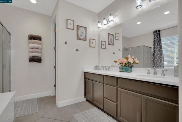 901 Goldfinch Cir, Vacaville CA: https://media.crmls.org/mediaz/60588b0f-27d3-4bac-aba6-69c96e26ce8c.jpg
