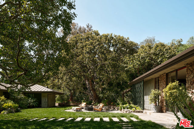 1117 N Beverly Drive, Beverly Hills CA: https://media.crmls.org/mediaz/6058ad07-f3fa-4a76-bb42-a8aa908b04c1.jpg