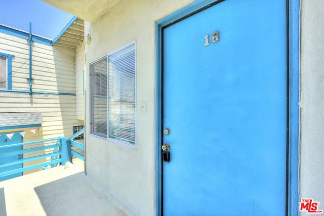 16 Clubhouse Avenue, Venice CA: https://media.crmls.org/mediaz/6058f08d-3bb0-486c-b6ad-bce34bd98bcf.jpg